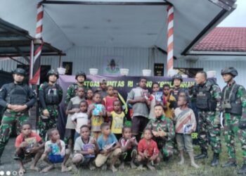 Sanggar Ceria Macan Leuser Mencerdaskan Anak-Anak Di Pedalaman Papua.