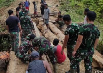 Aksi Heroik Satgas Yonif 143/TWEJ Perbaiki Jembatan di Pedalaman Papua