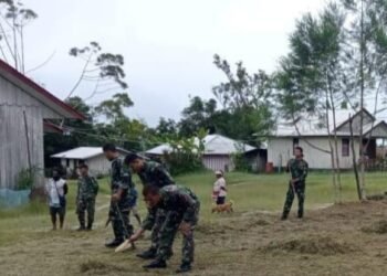 Satgas Yonif Raider 200/BN Ajak Masyarakat Apalapsili Bersihkan Kantor Distrik