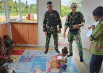 Satgas Yonif Raider 200/BN Bantu Mengajar Siswa PAUD Muara Nawa.