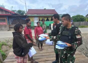Pulang Sekolah, Anak Kampung Muara Nawa Mendapat Hadiah Dari Satgas Yonif Raider 200/BN