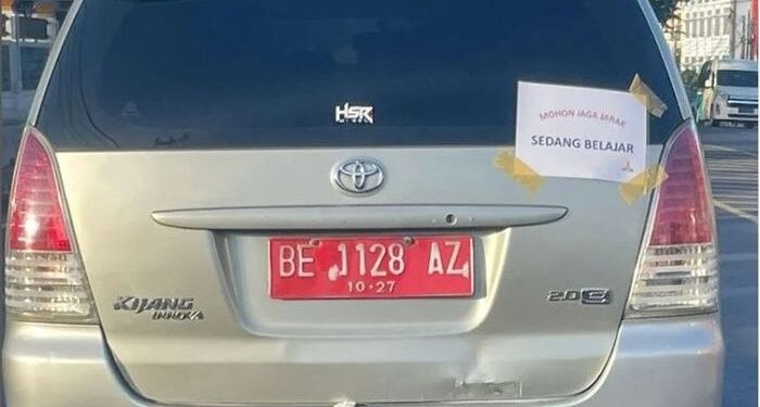 Mobil Dinas Plat Merah di Gunakan Untuk Belajar BE.1128 AZ Pemerintah dan Intansi Harus Mejindak Lanjuti.