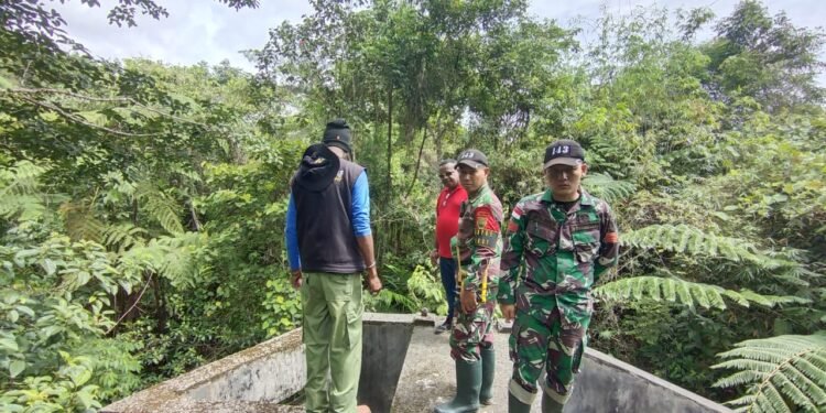 Satgas Yonif 143/TWEJ Bersama Tim PUPR Teliti Sumber Air Bersih Untuk Warga Papua