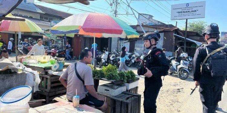 Bentuk Pelayanan Brimob Kalbar Bantu Satuan Wilayah Dalam Menjaga Keamanan