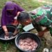 Eratkan Kemanunggalan, Satgas TMMD Reguler Ke-116 Belajar Buat Ikan Asin Bersama Warga.