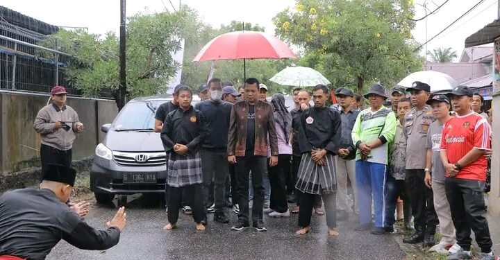 Letakan Batu Pertama Pembangunan Drainase, Bang Uun Sapa Warga Binawidya