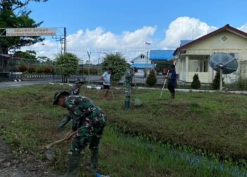 Bersama Masyarakat, Satgas Yonif 143/TWEJ Lakukan Gotong Royong di Perbatasan