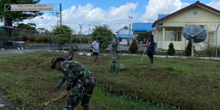 Bersama Masyarakat, Satgas Yonif 143/TWEJ Lakukan Gotong Royong di Perbatasan