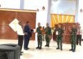 Satgas Yonif Raider 200/BN Bagikan Alkitab di Gereja Injil Indonesia Kobagma