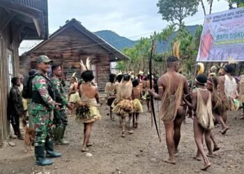 Kebersamaan Dalam Harmoni, Satgas Yonif 143/TWEJ Sambut Uskup di Pegunungan Papua
