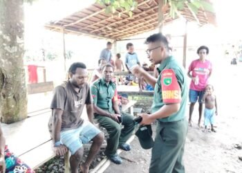 Wujudkan Kesehatan Masyarakat, Babinsa Koramil 1710-02/Timika Laksanakan Komsos Sambil Lakukan Pendataan Warga Penderita Katarak dan Bibir Sumbing