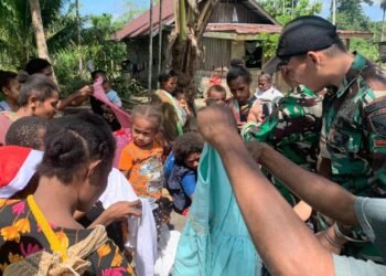 Warga Gembira Didatangi Satgas Yonif 143/TWEJ, Ternyata Ini Alasannya