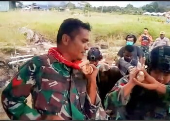 Babinsa Koramil Jila Bantu Evakuasi Warga Binaannya Ke Puskesmas