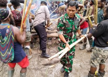 Agar Berjalan Dengan Lancar dan Aman, Anggota Koramil 1710-04/Tembagapura Dipimpin Danramil Hadiri dan Amankan Jalannya Acara Adat Bakar Batu
