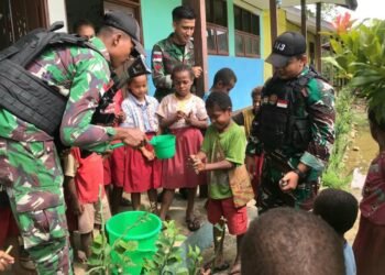 Cetak Generasi Sehat, Satgas Yonif 143/TWEJ Tanamkan Pola Hidup Bersih dan Sehat di Pedalaman Papua
