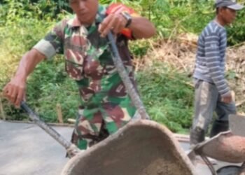 Berikan Motivasi ke Warga, Babinsa Turut Kerja Bakti Pengecoran Jalan