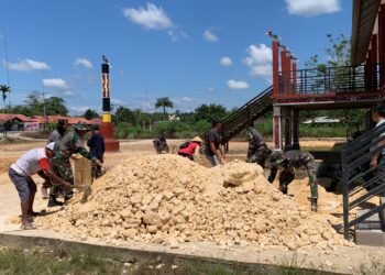 Manunggal Dengan Rakyat, Satgas Pamtas RI-Mly Yonarmed 16/TK Bantu Pembersihan Rumah Adat