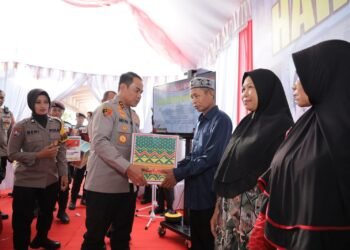 Kapolda Kalsel Serahkan 10 Unit Rumah ke Warga