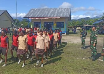 Prajurit Satgas Yonif Raider 200/BN Latihkan Baris Berbaris di SMP Yakpesmi Yalimo
