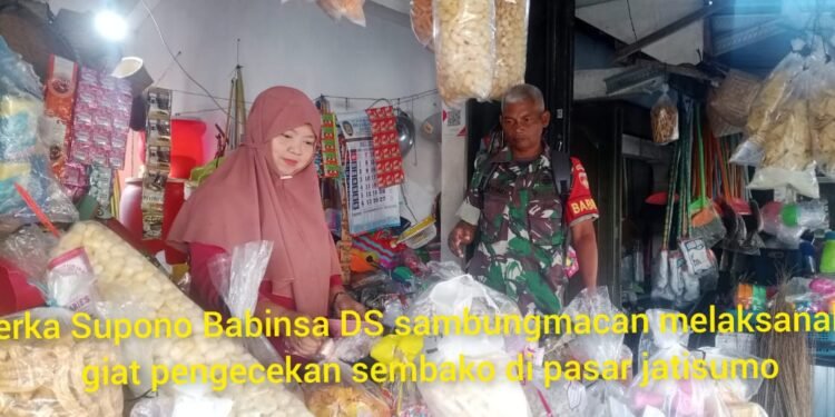 Cek Harga Sembako , Babinsa Datangi Pertokoan