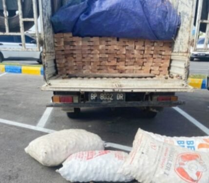 Mobil Pickup BP 8032 DR Yang Diamankan Oleh APH Dipelabuhan Dompak Kota Tanjungpinang Raib Tidak Ada Berita.