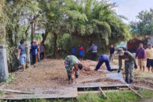 Perindah Lingkungan Desa, Satgas TMMD Reguler ke-116 Kodim 1203/Ktp Dan Warga Gelar Kerja Bakti.