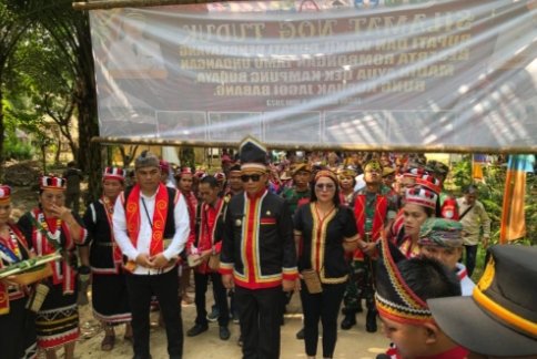 Turut Hadiri Gawia Sowa Jagoi, Satgas Yonarmed 16/TK Bantu Pengamanan Jalannya Acara