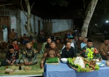 Hormati Adat Istiadat Babinsa Hadiri Acara Syukuran Warga