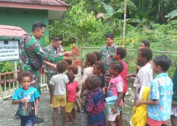 Motivasi Semangat Belajar, Babinsa Koramil 1710-07/Mapurujaya Bagikan Buku Tulis Gratis Kepada Anak-Anak