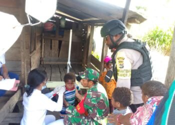 Peduli Dengan Kesehatan Warganya, Babinsa Koramil 1710-05/Jila Dampingi Nakes Periksa Kesehatan Anak Dan Balita Door To Door