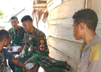 Demi Kesehatan Warga, Satgas Yonif 143/TWEJ Lakukan Pengobatan Keliling di Pedalaman Papua