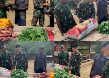 Wujud Terimakasih, Warga Bawa Hasil Kebun Untuk Satgas Yonif 143/TWEJ