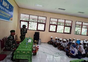 Babinsa Koramil 03 Kuala Kencana Beri Materi Wasbang ke Siswa Baru SMK N 1 Kuala Kencana