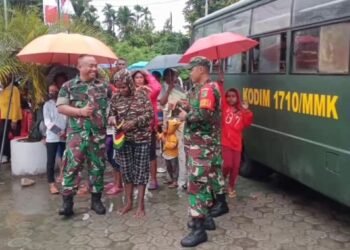 Personel Koramil Timika Laksanakan Pengamanan dan Penyaluran Bansos dari PPAD
