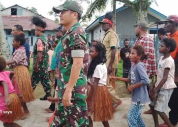 Dukung Terciptanya Lingkungan Yang Bersih Dan Sehat, Babinsa Koramil 1710-01/Kokonao Dampingi Tim Penilai Lomba Kebersihan Kampung