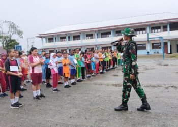 Staf Teritorial Kodim 1710/Mimika Bersama Pramuka Saka Wira Kartika Latih PBB Untuk Upacara Pengibaran Bendera Kepada Siswa Baru SMPN 2 Mimika