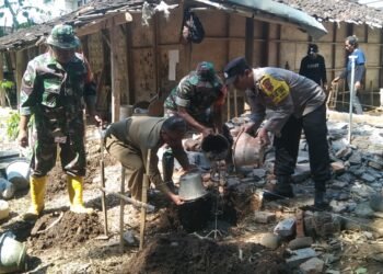 Kepedulian Babinsa Koramil Simo Sukseskan Program RTLH