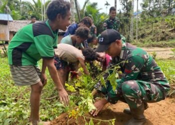 Sambut Ajaran Baru, Satgas Yonif 143/TWEJ Bersama Siswa SD Darurat Adakan Gotong Royong