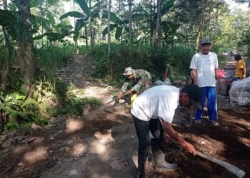 Babinsa Dan Warga Kerja Bakti Perbaiki Jalan Desa