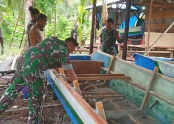 Penuh Keakraban, Babinsa Mapurujaya Lakukan Komsos Bersama Pembuat Perahu Tradisional