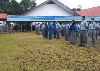 Perkokoh Rasa Cinta Tanah Air, Babinsa Koramil 1710-03/KK Bekali Wawasan Kebangsaan Kepada Siswa-Siswi SMKN 1 Mimika