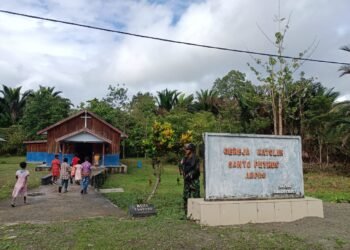 Minggu Damai Bersama Masyarakat Perbatasan, Satgas Pamtas Statis RI-PNG Yonif 122/TS Melaksanakan Ibadah di Gereja Waris