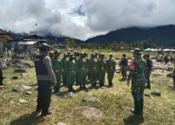 Bentuk Jiwa Yang Berdisiplin, Babinsa Koramil 1710-05/Jila Latih Anggota Linmas Dengan Peraturan Baris Berbaris