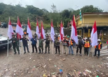 Kobarkan Semangat Sambut Peringatan Proklamasi Kemerdekaan NKRI, Koramil 1710-04/Tembagapura Bersama Satgas dan Kepolisian Ajak Warga Kibarkan Bendera Merah Putih
