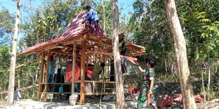Dukung Upaya Masyarakat Tingkatkan Keamanan Lingkungan, Babinsa Girikikis Bantu Pembangunan Poskamling