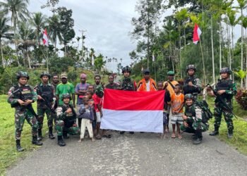 Satgas Yonif 122/TS Melaksanakan Komsos Dan Ajak Warga Kibarkan Bendera Merah Putih