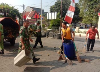 Jelang HUT RI, Babinsa Kratonan Ajak Warganya Kerja Bakti Bersama