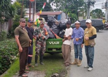 Ciptakan Lingkungan Bersih Dan Sehat Jelang Perayaan HUT RI Ke-78 Tahun 2023, Babinsa Koramil 1710-02/Timika Ajak Warga Binaan Kerja Bakti Bersihkan Jalan