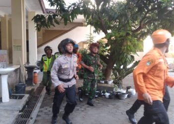Antusias Babinsa, Bhabinkamtibmas dan Warga Simulasi Bencana Gempa dan Kebakaran