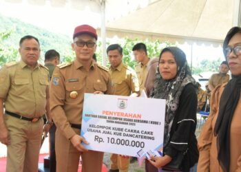 Serahkan Bansos KUBE, Pj Gubernur Sulbar Ingin Penerima Bantuan Berlomba Kembangkan Usahanya